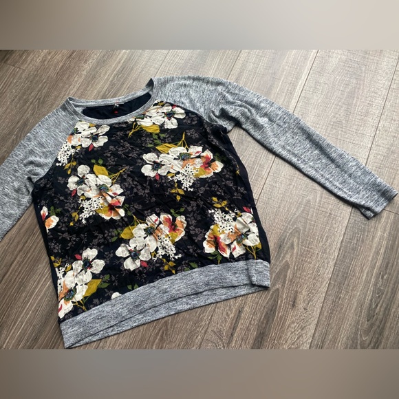 Kut from the Kloth sweater with floral print design size medium - Picture 2 of 12